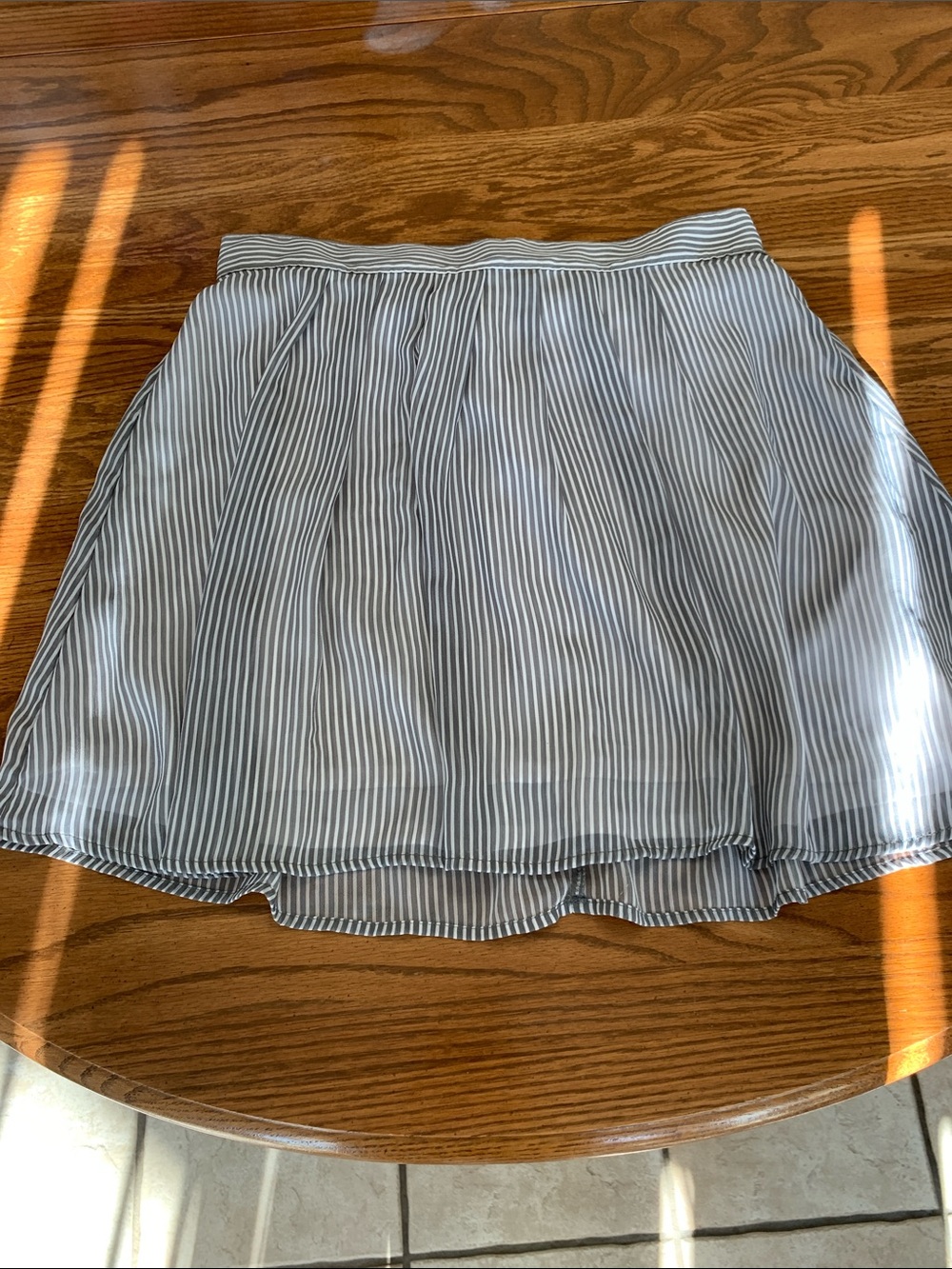 Old Navy Striped Pleated Women's Skirt - Gray and White